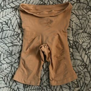Skims Sculpting Short Mid Thigh with Open Gusset. L/XL. NWOT